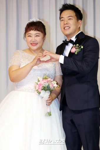 ´결혼´ 홍윤화 ”현명한 아내”·김민기 ”믿음직한 남편” 각오 - 일간스포츠 ´결혼´ 홍윤화 ”현명한 아내”·김민기 ”믿음직한 남편” 각오