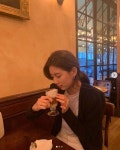 ”연출 실패”..수지, 파리 카페서 여유로운 근황  - 일간스포츠 ”연출 실패”..수지, 파리 카페서 여유로운 근황 
