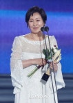 [이슈IS] ”오늘을 살아가세요” 김혜자, 백상예술대상 수상소감 심금 울렸다 - 일간스포츠 [이슈IS] ”오늘을 살아가세요” 김혜자... 
