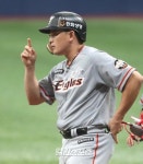 한화 이성열, 시즌 8호 역전 3점 홈런…삼성 윤성환 공략 - 일간스포츠 한화 이성열, 시즌 8호 역전 3점 홈런…삼성 윤성환 공략