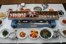 제주도 중문 맛집 기원뚝배기, 갈치조림만 주문해도 생전복 서비스  - 일간스포츠 제주도 중문 맛집 기원뚝배기, 갈치조림만 주문해도 생전복... 