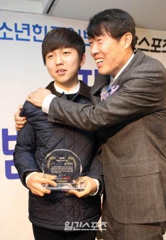 [포토]차범근축구상, 대상 서재민과 전설의 포옹 - 일간스포츠 [포토]차범근축구상, 대상 서재민과 전설의 포옹