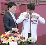 [포토]장정석 감독에게 유니폼 입혀주는 이장석대표 - 일간스포츠 [포토]장정석 감독에게 유니폼 입혀주는 이장석대표