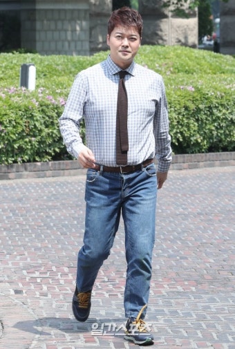 [포토]전현무, ´혼자남의 결혼식 나들이´ - 일간스포츠 [포토]전현무, ´혼자남의 결혼식 나들이´