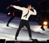 [포토] 땀에 젖어 열일하는 유노윤호 - 일간스포츠 [포토] 땀에 젖어 열일하는 유노윤호