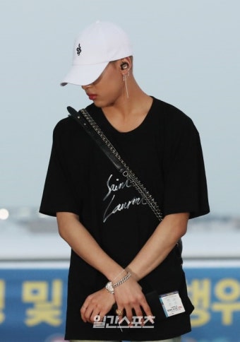[포토]갓세븐 뱀뱀, 가려도 느껴지는 카리스마 - 일간스포츠 [포토]갓세븐 뱀뱀, 가려도 느껴지는 카리스마