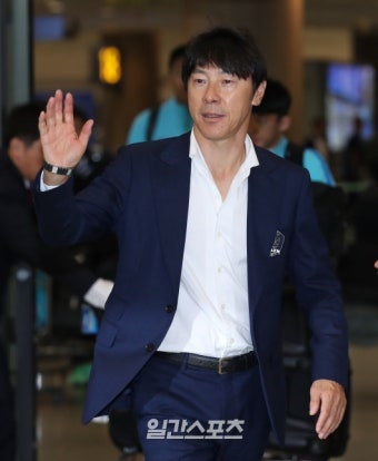 [포토]신태용 감독, 환호에 손인사로 화답 - 일간스포츠 [포토]신태용 감독, 환호에 손인사로 화답