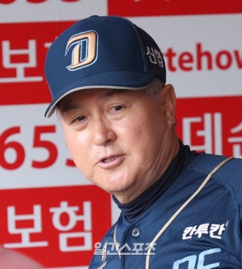 [포토]김경문 감독, 이제 2차전 준비해야죠 - 일간스포츠 [포토]김경문 감독, 이제 2차전 준비해야죠