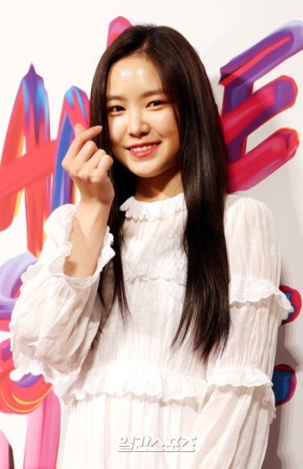 [포토]손나은, 순백여신의 눈부신 하트 - 일간스포츠 [포토]손나은, 순백여신의 눈부신 하트