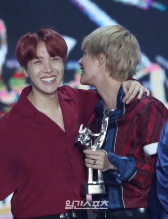 [포토]´BTS-제이홉,뷔´기쁨의 포옹 - 일간스포츠 [포토]´BTS-제이홉,뷔´기쁨의 포옹