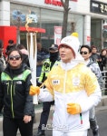 [포토]슈퍼주니어 동해. 팬 사랑 더한 성화봉송  - 일간스포츠 [포토]슈퍼주니어 동해. 팬 사랑 더한 성화봉송 