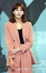 [포토]유이, 날카로운 턱선 - 일간스포츠 [포토]유이, 날카로운 턱선