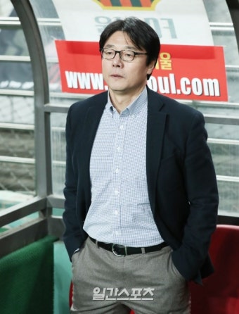 [포토]황선홍 감독, 무조건 포항 잡아야 - 일간스포츠 [포토]황선홍 감독, 무조건 포항 잡아야