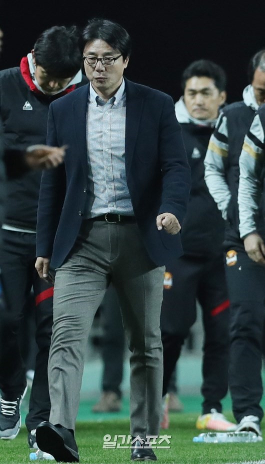 대전하나시 황선홍 감독, 김하늘 양 빈소 찾아 조문 및 유가족 위로