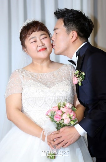 [포토]홍윤화 김민기, 행복한 순간 - 일간스포츠 [포토]홍윤화 김민기, 행복한 순간