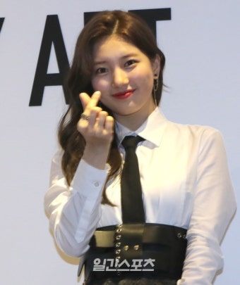 [포토]수지,러블리 손하트 - 일간스포츠 [포토]수지,러블리 손하트
