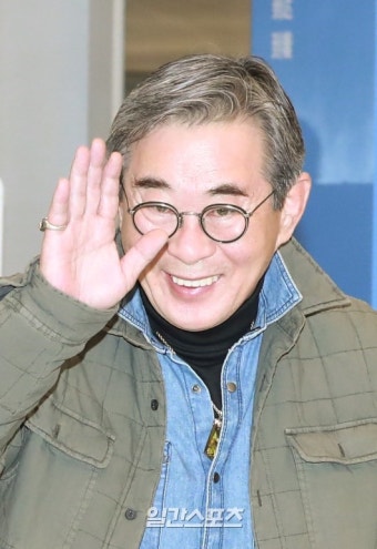 [포토]송민형, 손인사하는 원장님 - 일간스포츠 [포토]송민형, 손인사하는 원장님
