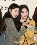 [포토]´페이버릿´ 정희 졸업을 축하하는 서연 - 일간스포츠 [포토]´페이버릿´ 정희 졸업을 축하하는 서연