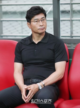 [포토]김도훈 감독, 경기 지켜보는 눈빛 - 일간스포츠 [포토]김도훈 감독, 경기 지켜보는 눈빛