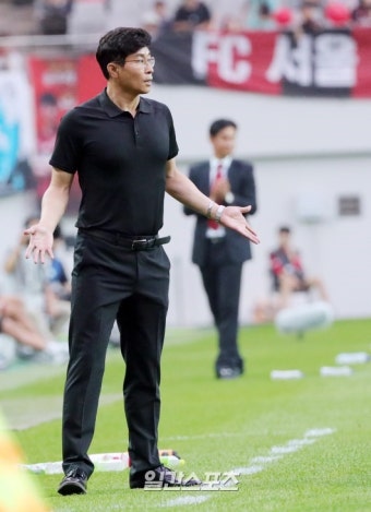 [포토]김도훈 감독, 손들고 경기 지켜봐 - 일간스포츠 [포토]김도훈 감독, 손들고 경기 지켜봐