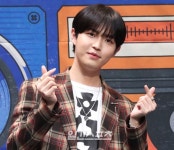 [포토] 김재환 ´달달한 아이콘택´ - 일간스포츠 [포토] 김재환 ´달달한 아이콘택´