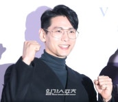 [포토] 유태오 ´버티고 아자´ - 일간스포츠 [포토] 유태오 ´버티고 아자´