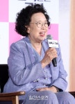 [포토]나문희, ´밝은 인사 보내며´ - 일간스포츠 [포토]나문희, ´밝은 인사 보내며´