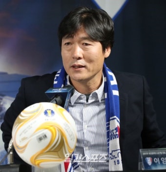 [포토]이임생감독 감독,좋은경기 보여주겠다 - 일간스포츠 [포토]이임생감독 감독,좋은경기 보여주겠다