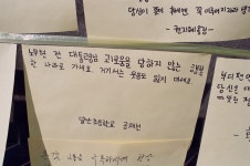 외방커뮤니티 > 사진방 > 거기서는 웃음도 잃지 마세요