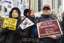 친박단체 점거농성 끝에 JTBC 태블릿PC 보도 심의 결정