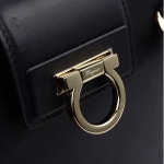 [페라가모] [루이사 숄더] 21 G220 NERO 0661543 | 백화점을 클릭하다. AK 몰