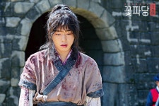 포토 갤러리 | 조선혼담공작소 꽃파당 | 프로그램 | JTBC 고영수에게 현상금 백 냥이 걸린 이유는? 과거 '칠놈이' 스틸 공개!