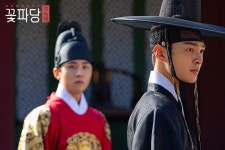 포토 갤러리 | 조선혼담공작소 꽃파당 | 프로그램 | JTBC [15회] 개똥과 꽃파당 위해 등장한 윤 대감의 사이다♨ 귀하디 귀한 내 여식!