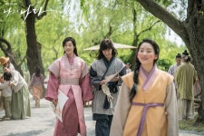 포토 갤러리 | 나의 나라 | 프로그램 | JTBC [2회] 아찔한 사고가 생길 뻔한 휘X희재, 연놀이의 추억 생성♡