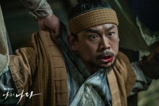 포토 갤러리 | 나의 나라 | 프로그램 | JTBC [8회] 어머니를 죽인 바로 그놈 연이를 위해 죽이지 못하는 희재..