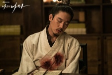 포토 갤러리 | 나의 나라 | 프로그램 | JTBC [9회] 간자로 분한 휘 X 방원의 가짜 피, 역으로 남전을 속인 두 사람!