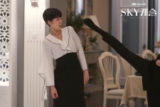 포토 갤러리 | SKY 캐슬 | 프로그램 | JTBC [9회] 서진의 막말에 경고하는 수임 (feat.돌려차기)