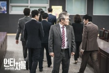 포토 갤러리 | 언터처블 | 프로그램 | JTBC [6회] 피를 나눈 진짜 가족은 내 뒤통수를 치는 걸까요