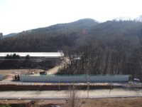 단지 앞 베란다에서 바라본 소실봉 공원 정상과 도로 개통 준비 중인 곳 | 부동산뱅크 커뮤니티