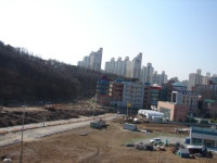 단지 앞 베란다에서 바라본 소실봉 공원 정상과 도로 개통 준비 중인 곳 | 부동산뱅크 커뮤니티