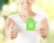 보여주기,보호,사람,손,시스템,심벌,에너지,여자,자연,작음,잡기,재료,재산,전기에너지,절약,종이,주택,초록색,친절,친환경,컨셉,클로즈업,환경,힘