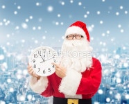 도시,마감시간,마을,마천루,미소,바쁨,밤[시간],빌딩,빨간색,사람,산타클로스,손가락,수염,시간,시계,안경,옷,중년,즐거움,축하,크리스마스,파티,행복