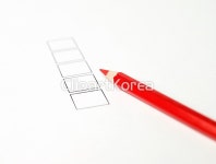 해외작가포토 - 클립아트코리아 :: 통로이미지(주) __적합한콘텐츠,검사[조사],깨끗함,누끼,무인도,바르기,보고서,빨간색,사각형,서양인,선택... 