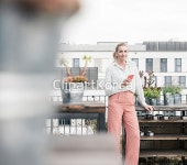 금발,기쁨,기술,낮,눈맞춤,데크,도시,독일,라이프스타일,마을,모바일,무선통신,미소,발코니,백인,비즈니스,비즈니스우먼,빌딩,사람,사무실,서기... 