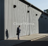 20-24세,__적합한콘텐츠,가방,그림자,기다리기,기술,길,남자,낮,내려다보기,독일,라이프스타일,메시지,무선통신,문자메시지,바쁨,비즈니스... 