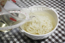 깔끔한 국물의 잔치국수