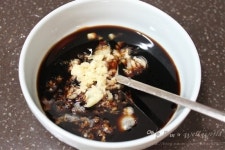 마늘구이를 곁들인 닭봉 조림