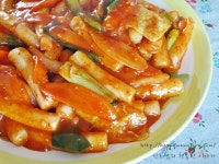 뜨끈한 뚝배기 어묵탕과 어묵친구 매콤한 떡볶이