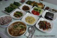 밑반찬(머위, 가죽, 미나리, 마늘종 건새우 볶음, 명태 찌개, 쇠고기 머위 줄기 볶음, 콩나물 무침, 김구이)