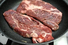 크림소스와 바베큐소스로 맛을 낸 두 종류의 찹스테이크!